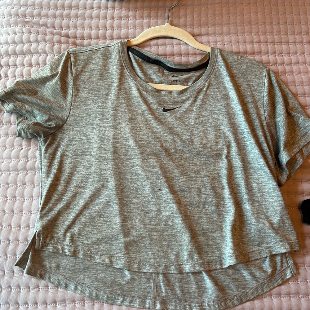 Nike Women's DRI-FIT Size Small Cropped Short Sleeve Tee
